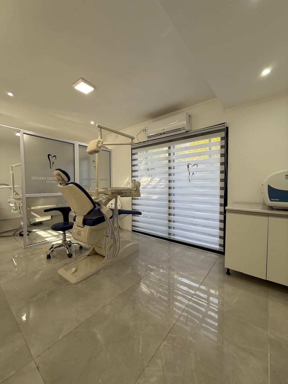 Consultorio con ventanal y luz natural