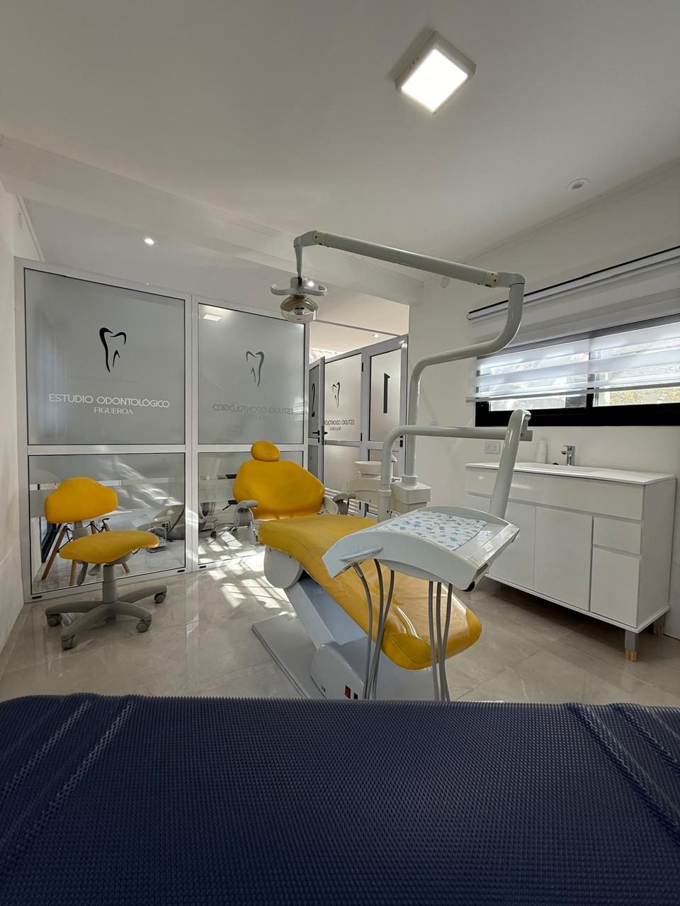 Consultorio con lavabo y mesada